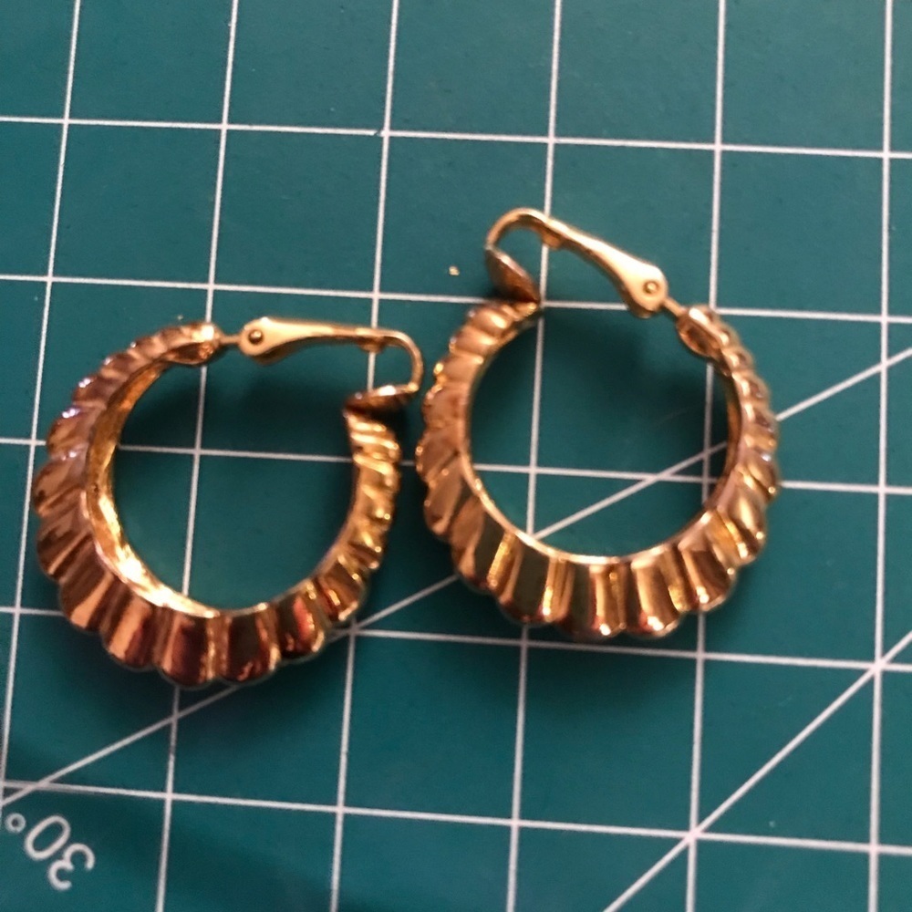 𝅺VINTAGE 80’s  gold tone clip on hoop earrings